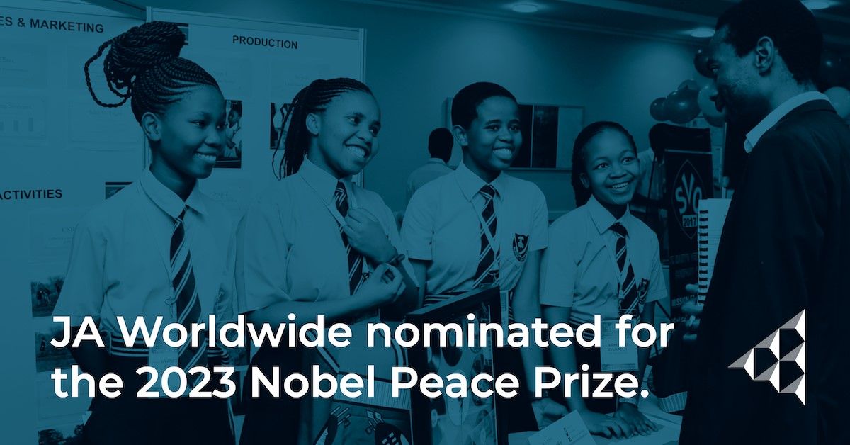 Zu sehen sind im Hintergrund Jugendliche in Schuluniform. Davor steht der Satz "JA Worldwide nominated for the 2ß23 Nobel Peace Prize"